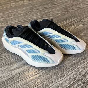 Authentic YEEZY 700 V3 KYANITE BLUE 8.5